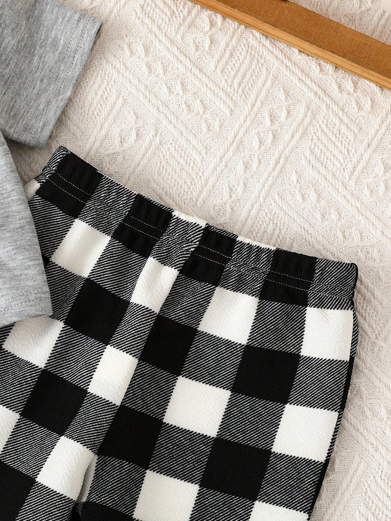 Newborn Baby Boy Minimalist Embroidered Pattern Round Neck Short Sleeve Plaid Loose Casual Pajama Set, 2pcs