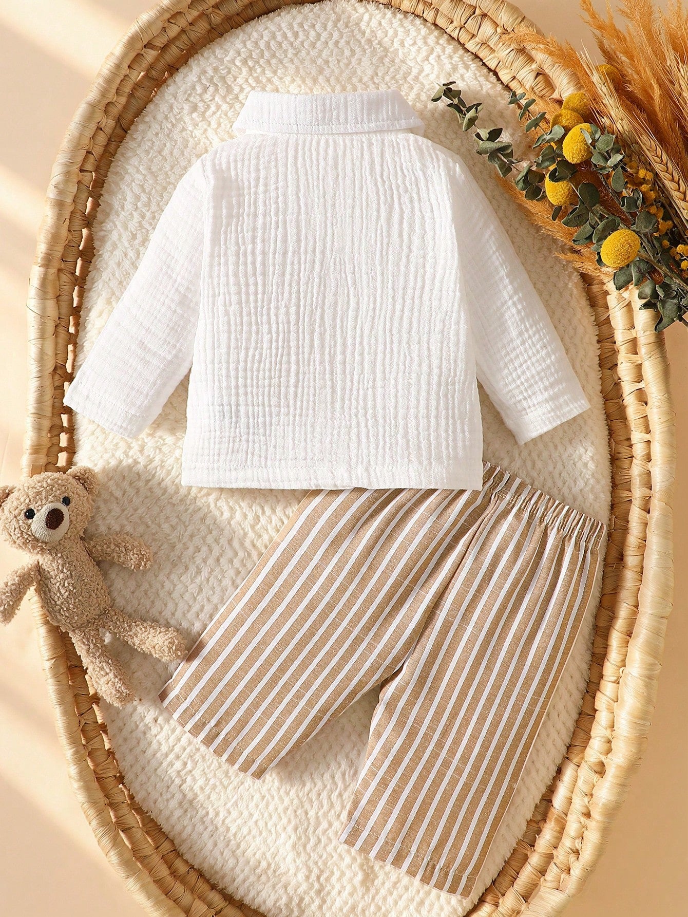 Newborn White Long-Sleeve Collared Shirt With A Small Bear Design, Paired With Apricot-Colored Pants