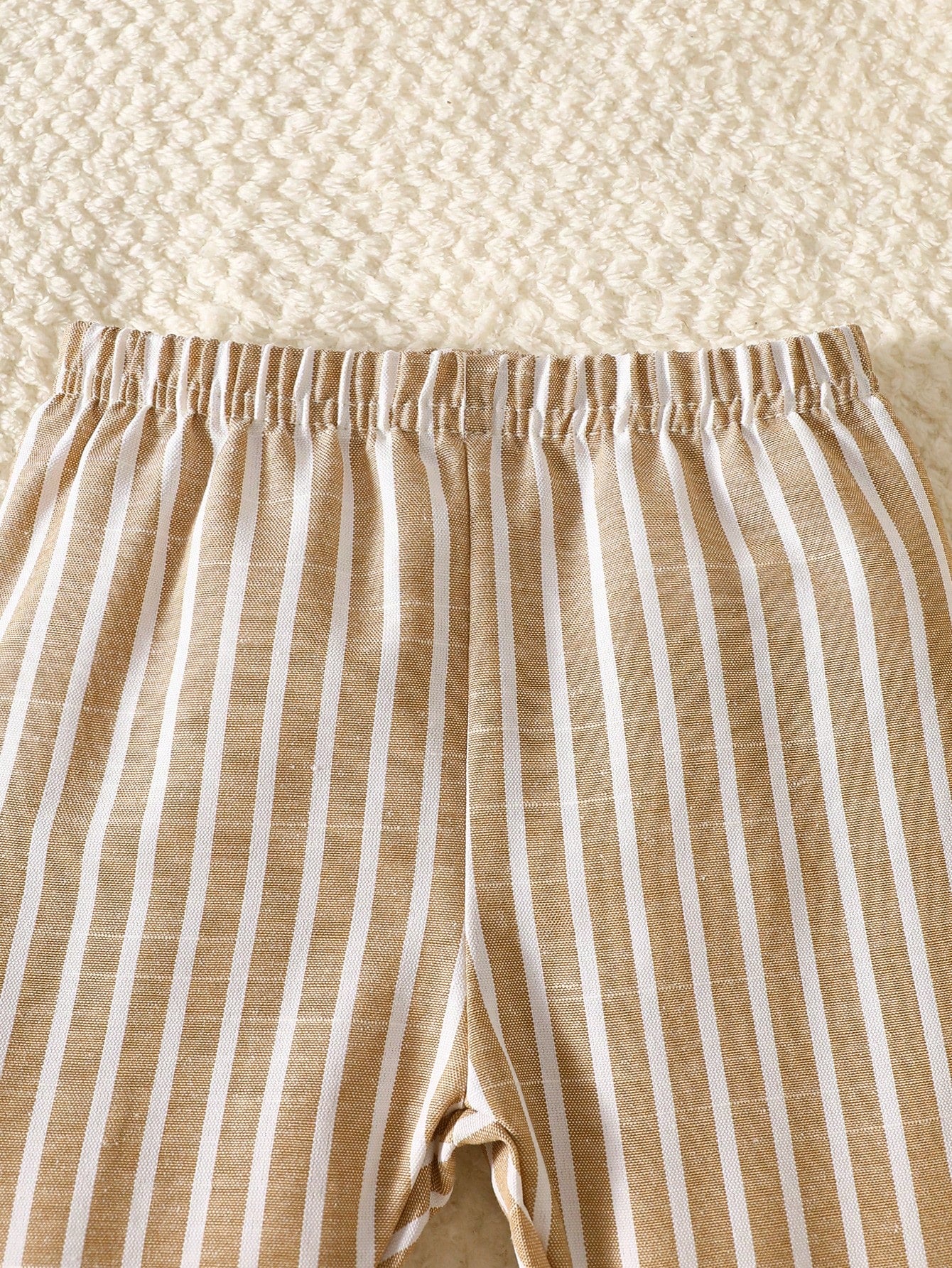 Newborn White Long-Sleeve Collared Shirt With A Small Bear Design, Paired With Apricot-Colored Pants