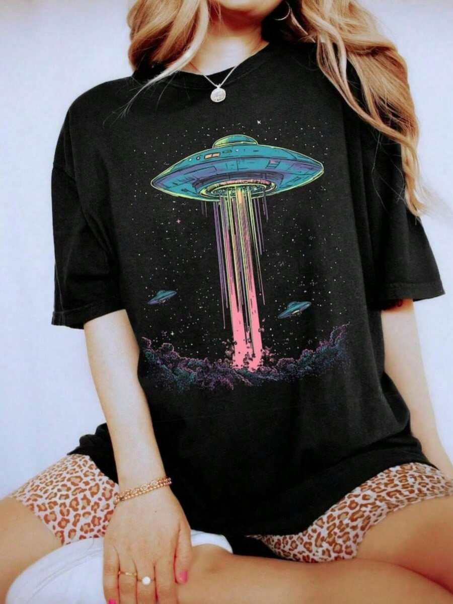 Retro Alien Tee, Space UFO Shirt, Outer Space Graphic T-Shirt, Galaxy Print, Funny Sci-Fi T-Shirt Sweatshirt Fashionable And Minimalist, And Cool, Millennium Themed, 100% Pure Cotton T-Shirt