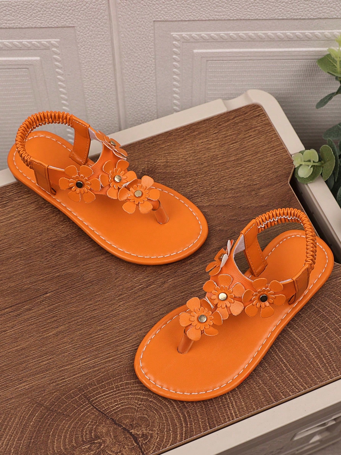 (Size Runs Small, Order One Size Up) 1 Pair Yellow Plus Size Girls' Flat Sandals, Solid Color PU Thong Strap With Metal Rhinestone Buckle, 4 Small Flower Decor, Elastic Slip-On Back, Round Toe Peep To