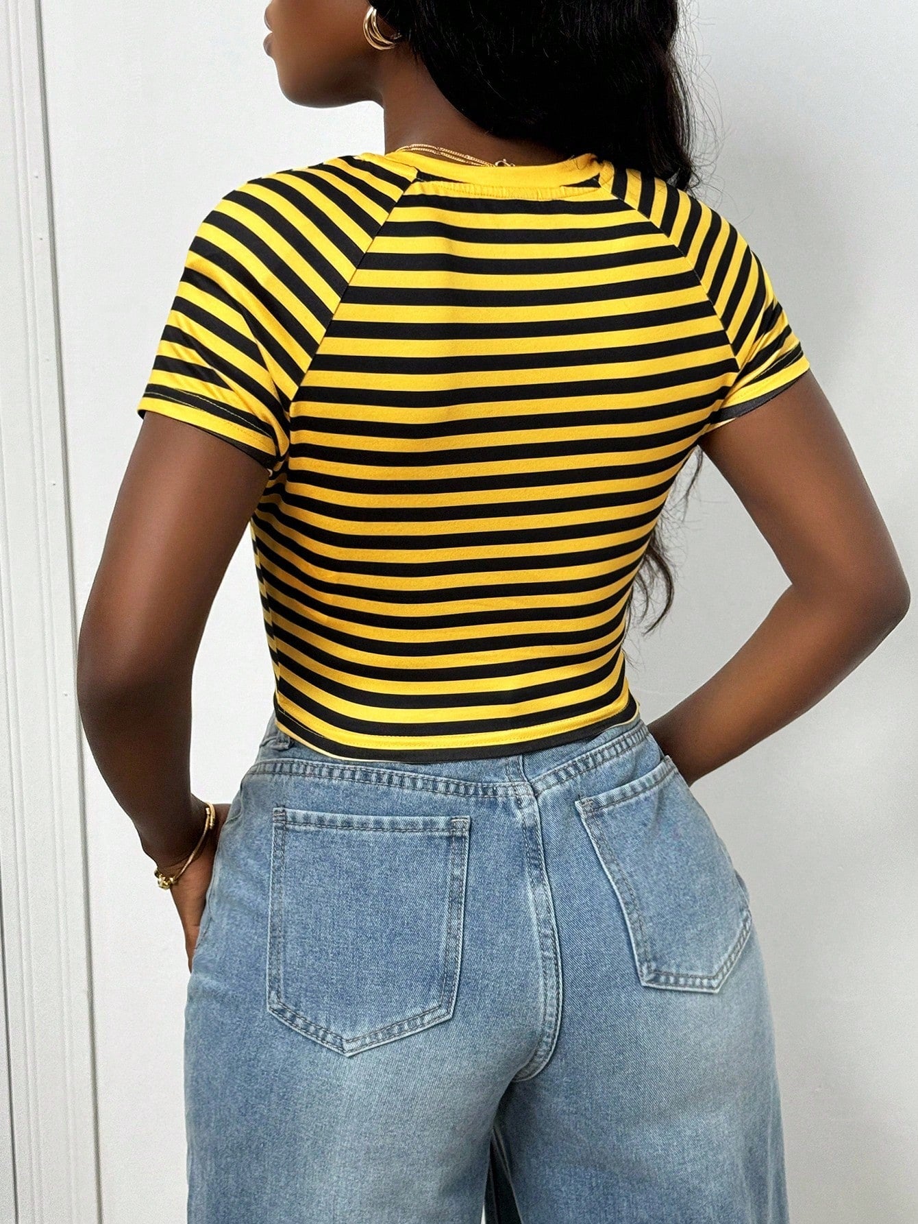 Slaydiva 2025 Summer Casual Sexy Street Wear Y2K Black And Yellow Stripes Letter Print Round Neck Slim Women T-Shirt School Music Festivals Crop Top Night Out