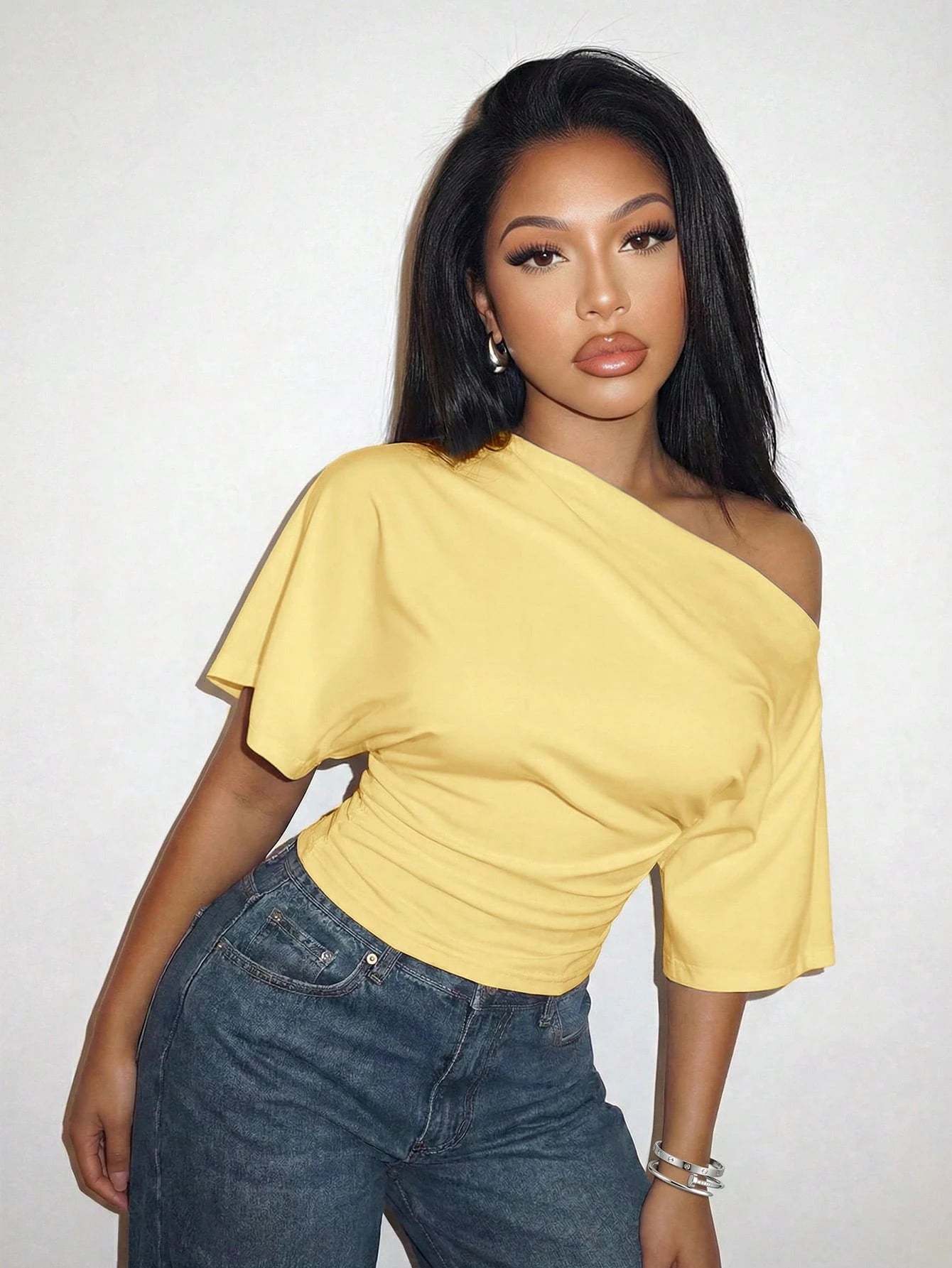 Slaydiva Women's All White Summer Off-Shoulder T-Shirt Top,Seksi Chic Party Everyday Night Elegant Sexy Loose Fit Waist Pleated Y2k Fitted Blouse Working Tops