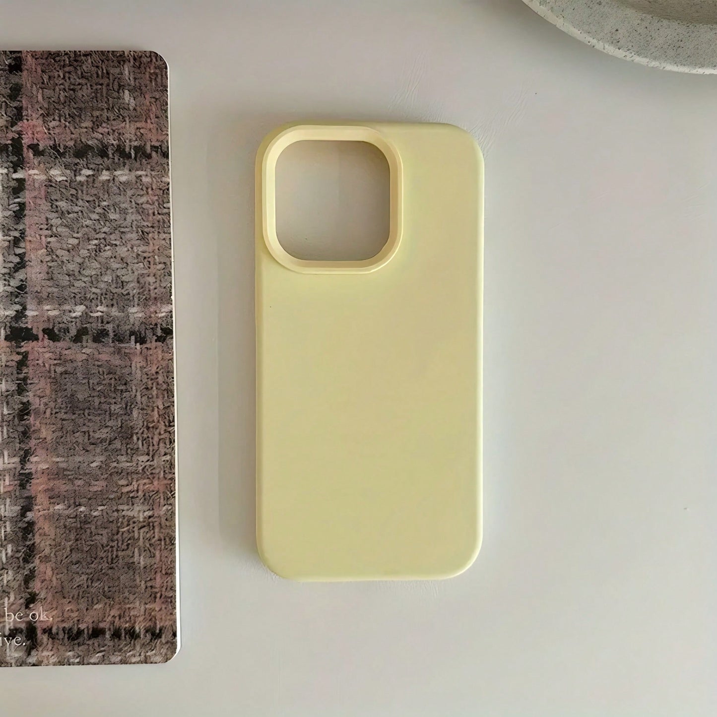 Solid Color Silicone TPU Shockproof Basic Liquid Silicone Phone Case Genuine Cream Yellow TPU Prevents Yellowing Soft-Level Protection Compatible With IPhone Spring Pastel Birthday Gift