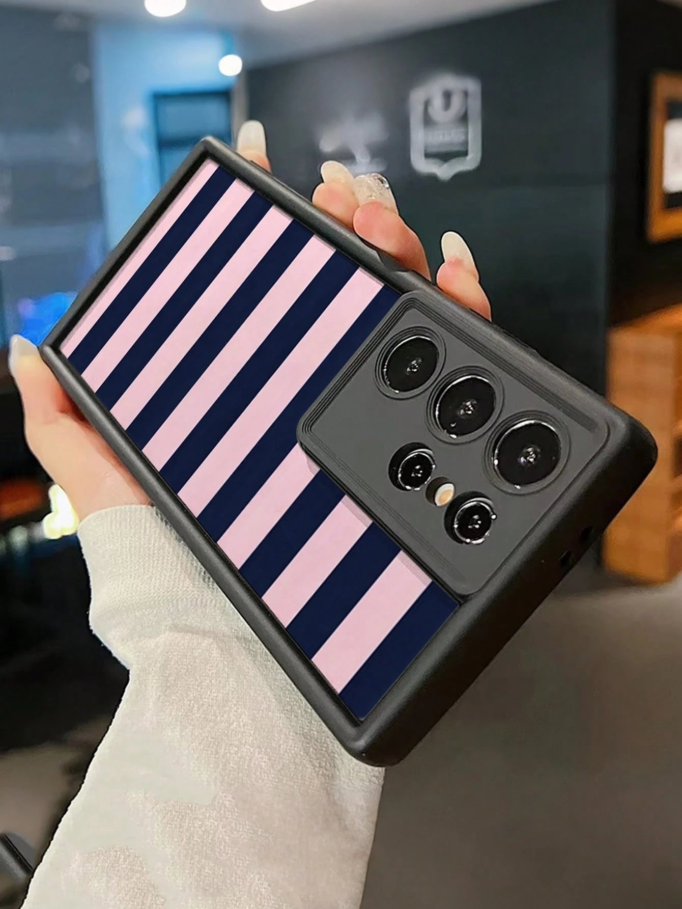Striped Painted Grooved Black Thick Perforated Minimalist Anti-Drop Thick Phone Protective Case Printed Suitable For IP17/IP17PROMAX/Iphone16/Iphone16pro/Iphone16promax/IPhone16plusiphone15 XR/7/8 Ip