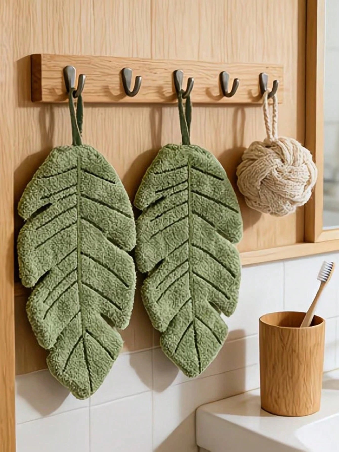 These Hand Towels Feature A Banana Leaf Pattern Design And Are Made Of Soft, Absorbent Coral Fleece. Perfect For Use In Bathrooms, Kitchens And Home Environments, They Are An Excellent Gift For Plant