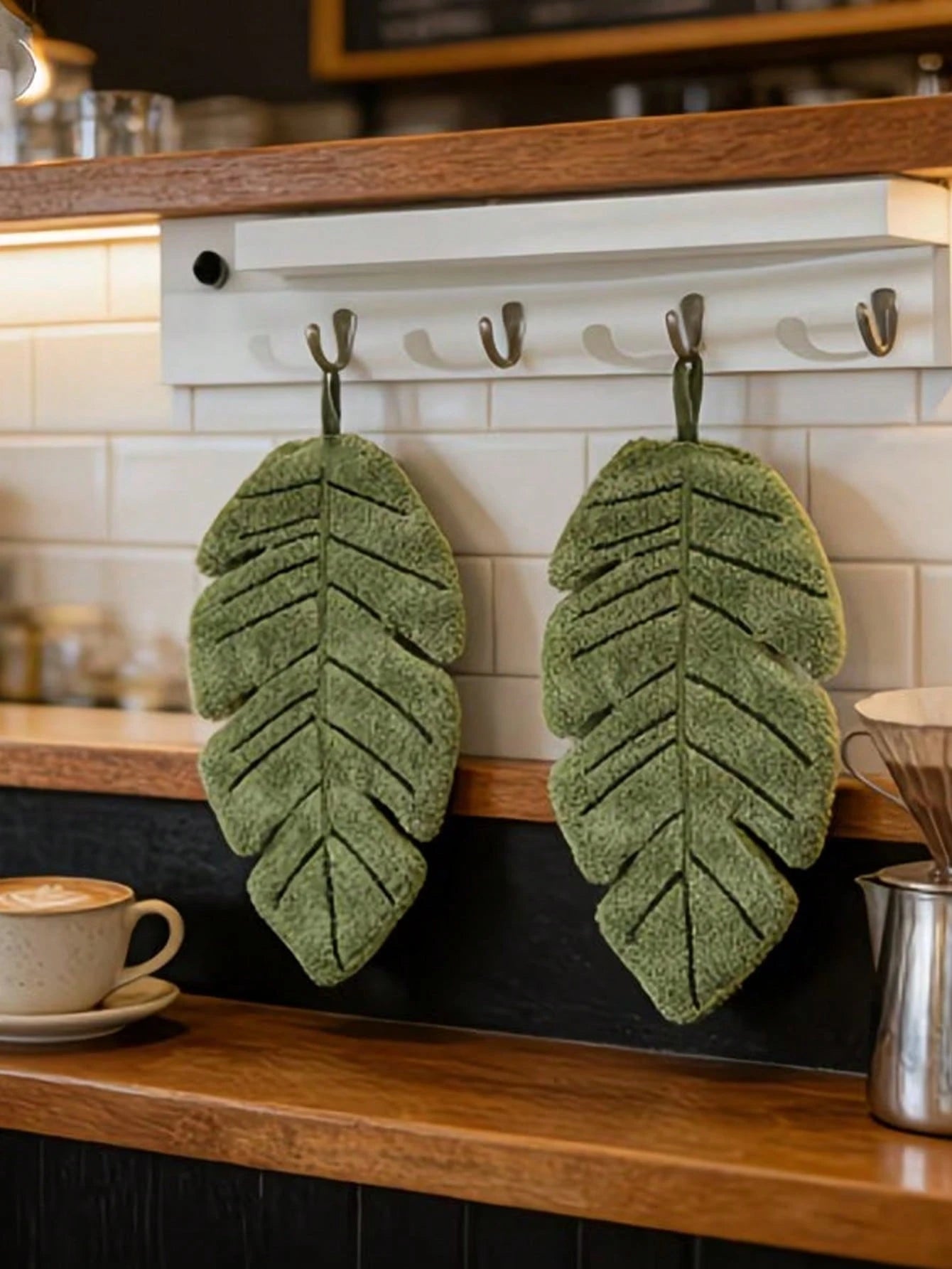 These Hand Towels Feature A Banana Leaf Pattern Design And Are Made Of Soft, Absorbent Coral Fleece. Perfect For Use In Bathrooms, Kitchens And Home Environments, They Are An Excellent Gift For Plant