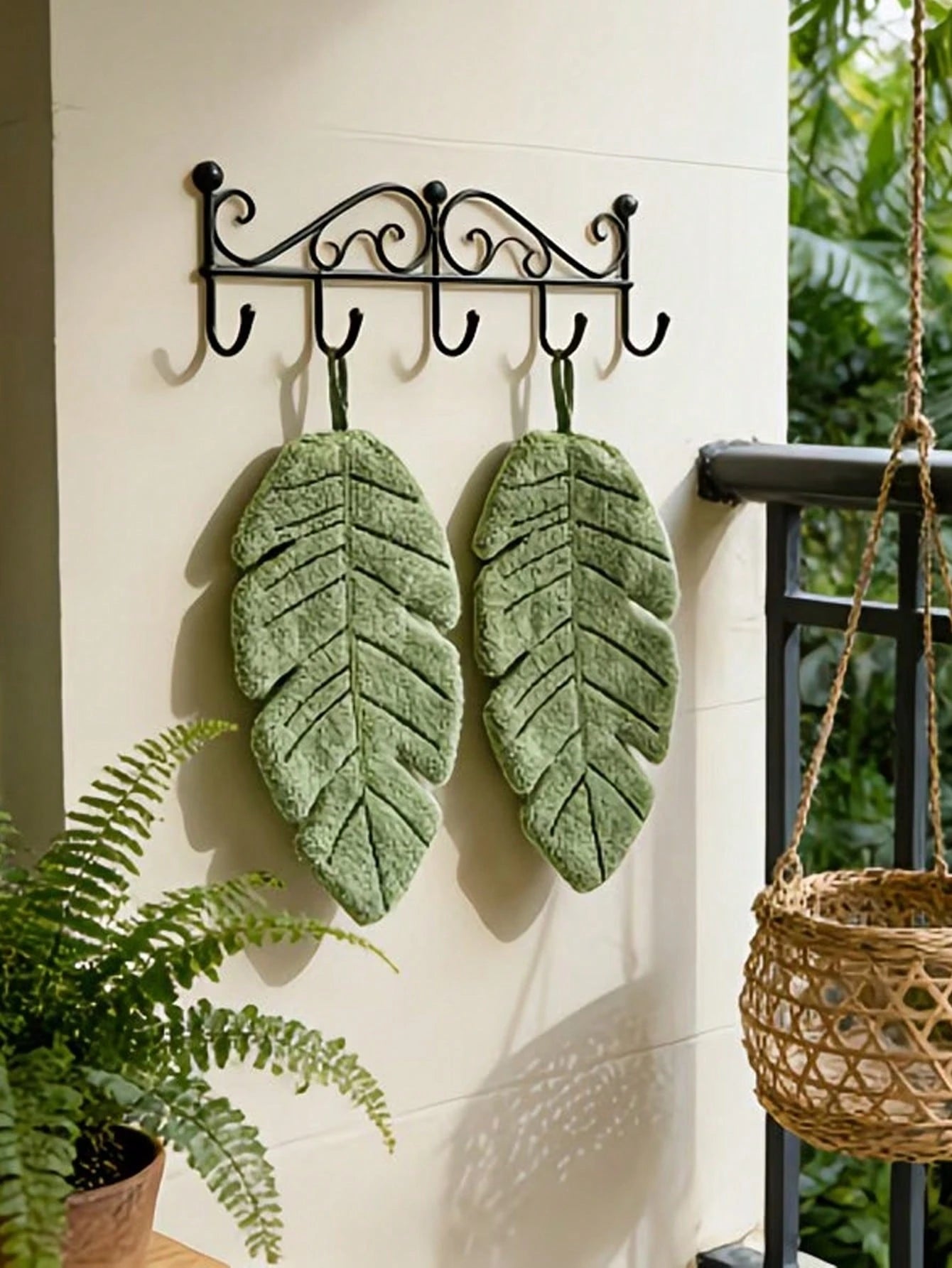 These Hand Towels Feature A Banana Leaf Pattern Design And Are Made Of Soft, Absorbent Coral Fleece. Perfect For Use In Bathrooms, Kitchens And Home Environments, They Are An Excellent Gift For Plant