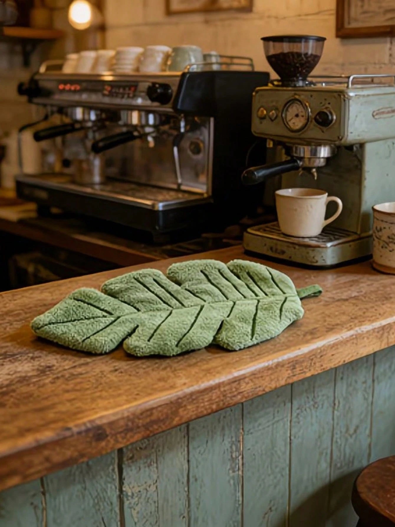 These Hand Towels Feature A Banana Leaf Pattern Design And Are Made Of Soft, Absorbent Coral Fleece. Perfect For Use In Bathrooms, Kitchens And Home Environments, They Are An Excellent Gift For Plant