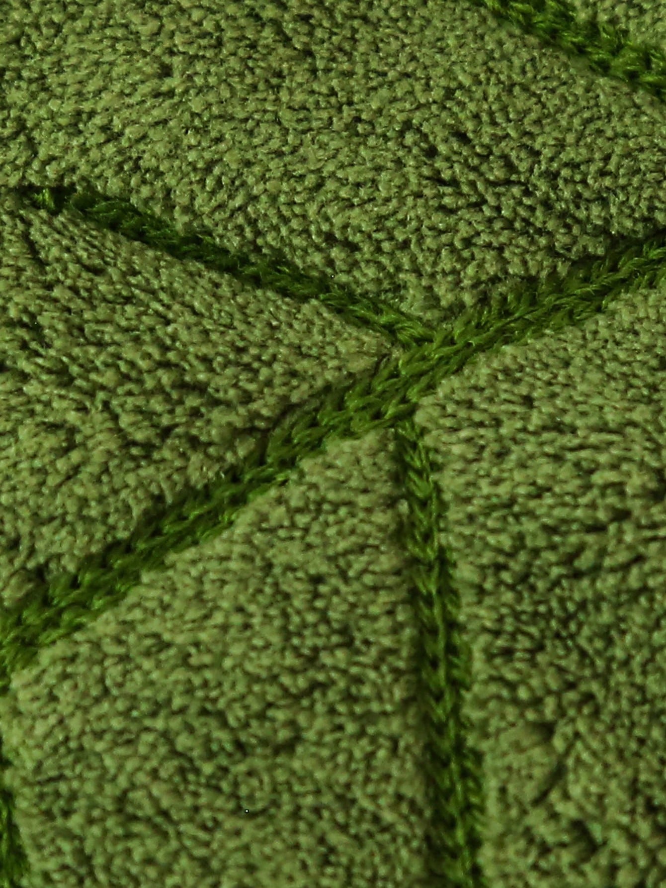 These Hand Towels Feature A Banana Leaf Pattern Design And Are Made Of Soft, Absorbent Coral Fleece. Perfect For Use In Bathrooms, Kitchens And Home Environments, They Are An Excellent Gift For Plant