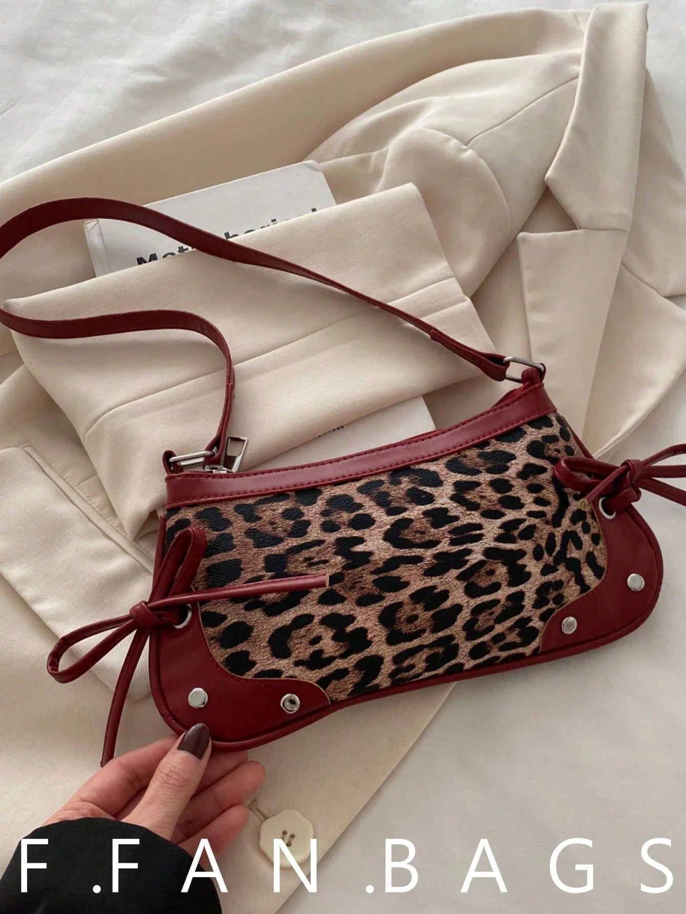 This New Shoulder Bag Features A Simple And Stylish Design With A Leopard Print Pattern For Decoration And A Sharp Color Contrast. It Has A Foldable Design, Allowing It To Be Used As Both A Clutch And
