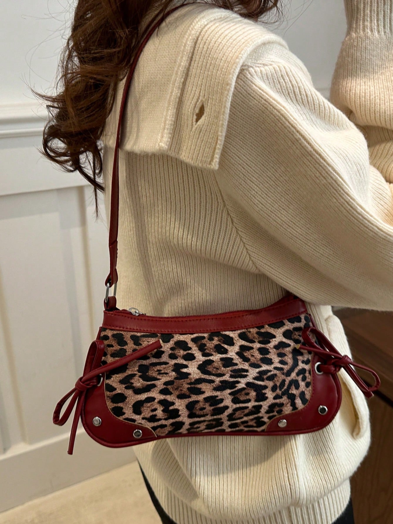 This New Shoulder Bag Features A Simple And Stylish Design With A Leopard Print Pattern For Decoration And A Sharp Color Contrast. It Has A Foldable Design, Allowing It To Be Used As Both A Clutch And