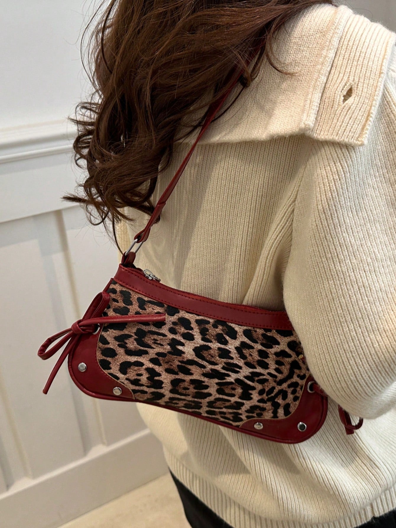 This New Shoulder Bag Features A Simple And Stylish Design With A Leopard Print Pattern For Decoration And A Sharp Color Contrast. It Has A Foldable Design, Allowing It To Be Used As Both A Clutch And