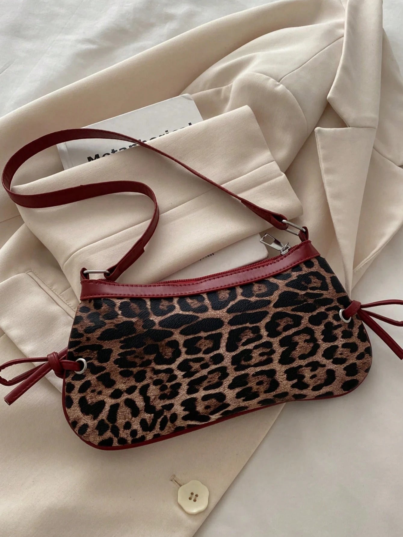 This New Shoulder Bag Features A Simple And Stylish Design With A Leopard Print Pattern For Decoration And A Sharp Color Contrast. It Has A Foldable Design, Allowing It To Be Used As Both A Clutch And