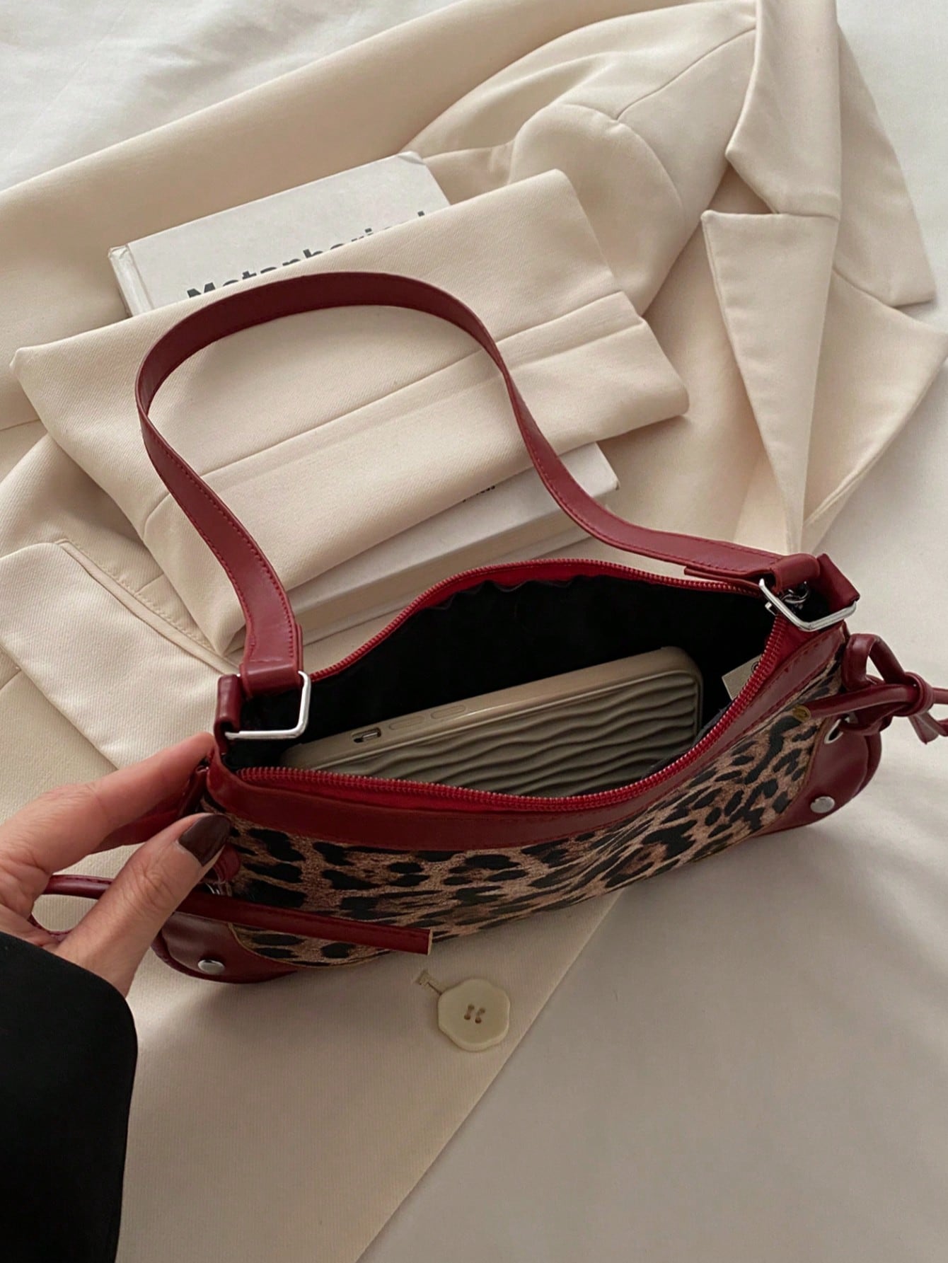 This New Shoulder Bag Features A Simple And Stylish Design With A Leopard Print Pattern For Decoration And A Sharp Color Contrast. It Has A Foldable Design, Allowing It To Be Used As Both A Clutch And