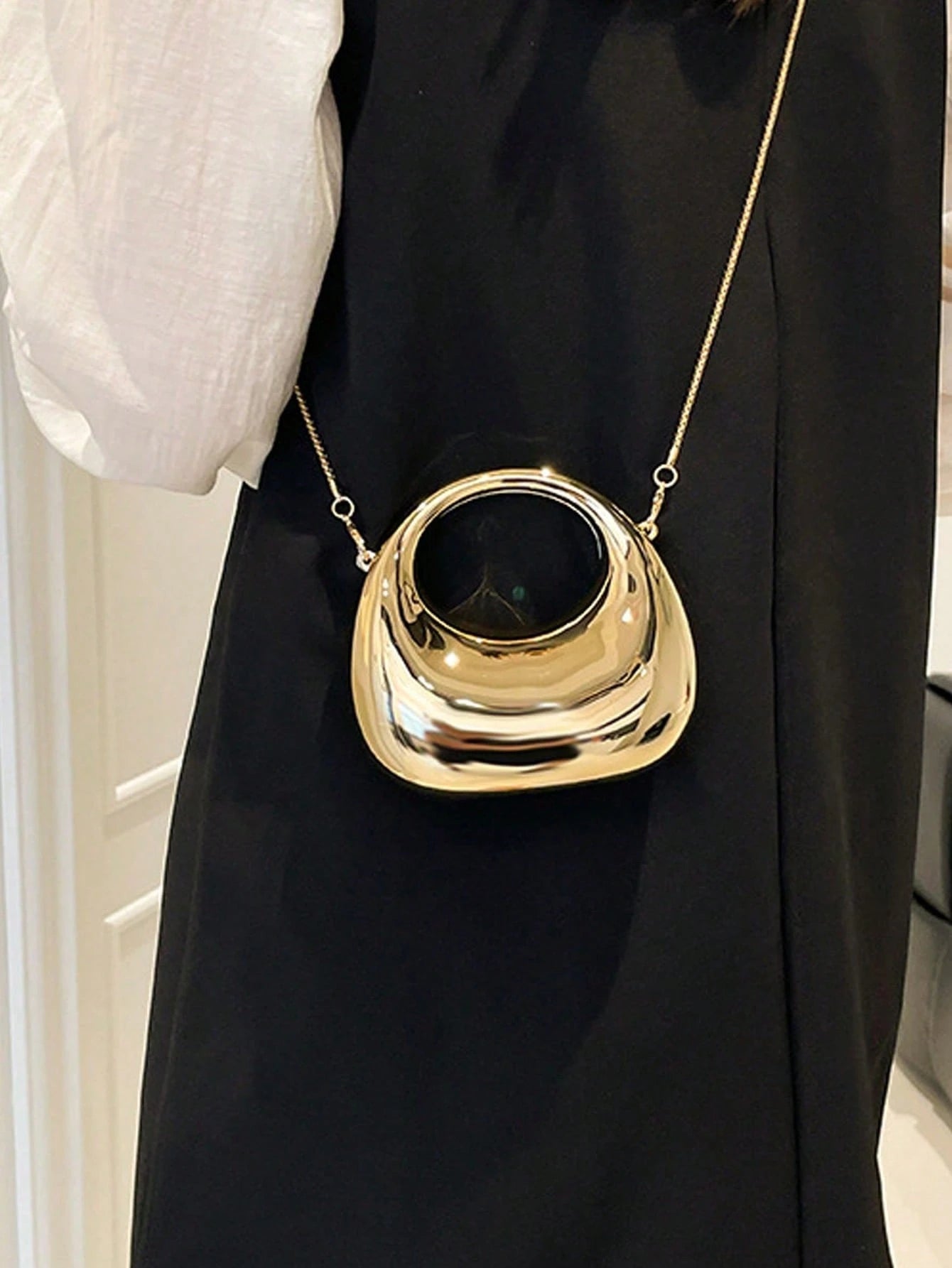 This Stylish And Minimalist Acrylic Handbag Features A Solid Color Design With Metal Chain Details. It Can Be Worn As A Shoulder Bag, Handheld, Or Crossbody. Multifunctional And Practical, It Is Suita