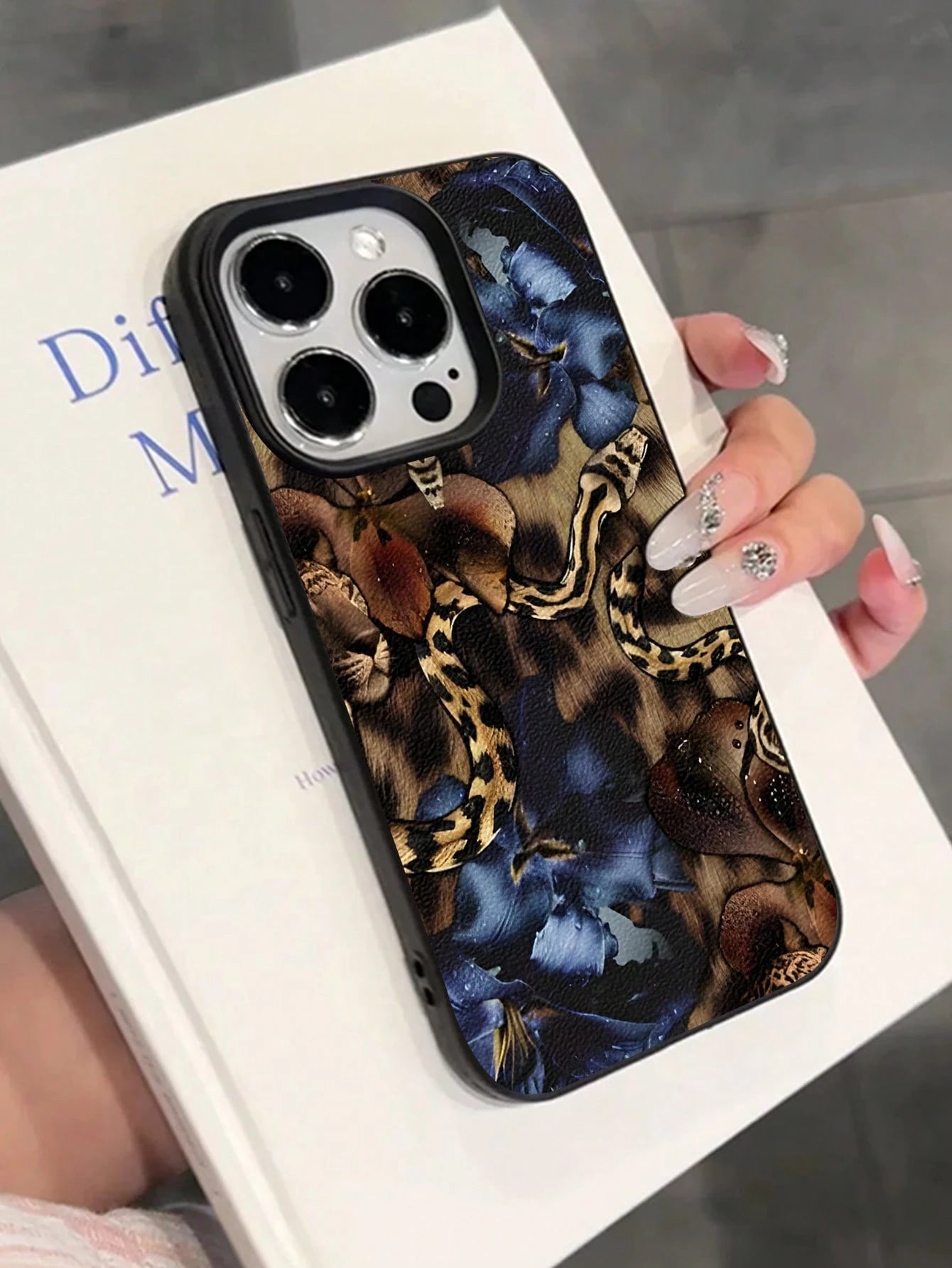 WeiMi 1pc Elegant Floral & Animal Print Waterproof, Anti-Fall, Anti-Slip Soft Leather Texture Phone Case, Compatible With Apple, Phones