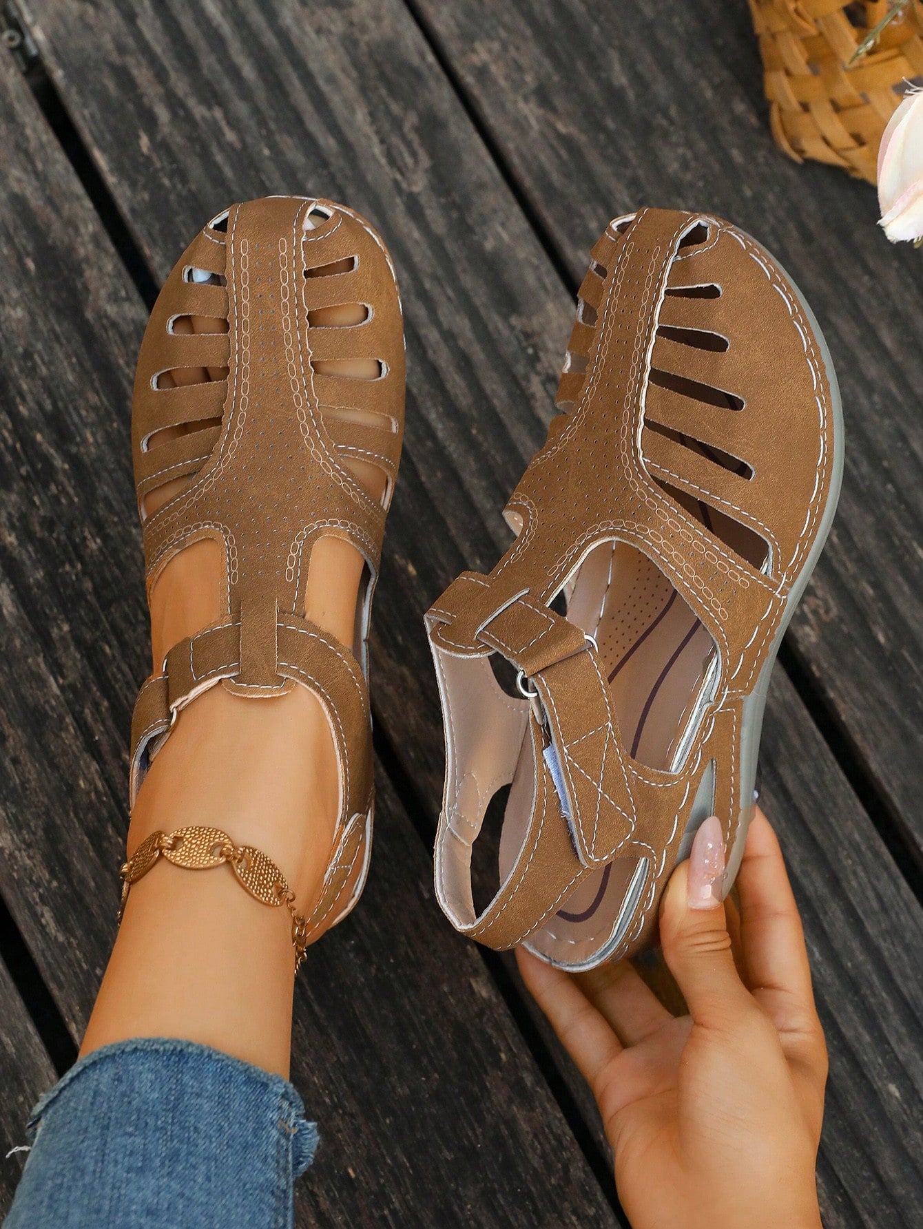 Women's Cushioned Thick Sole Sandals, Closed Toe Cutout Walking Shoes, Comfortable Platform Flats For Long Strolls/Runs One Size Large