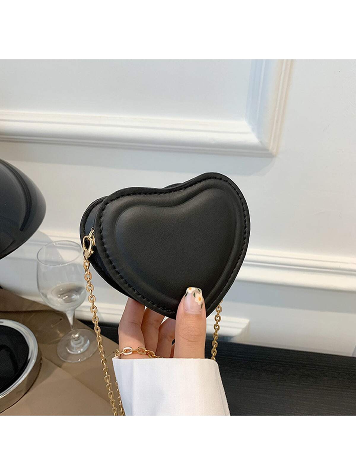 Women's Solid Color Heart Shaped Chain Shoulder Bag